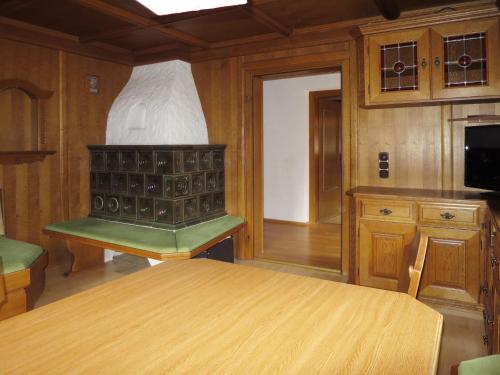 TV a/nebo společenská místnost v ubytování Apartment Eberharter-3 by Interhome