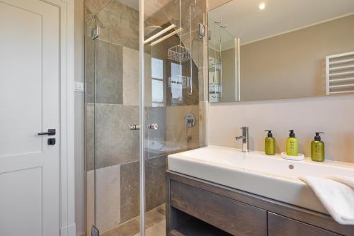 a bathroom with a sink and a shower at Greta s Hüs in Archsum