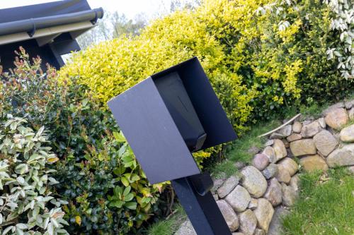a mailbox sitting next to a stone wall at Greta s Hüs in Archsum