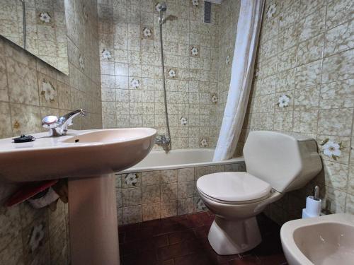 Un baño con lavabo, inodoro y bañera. en Apartamento Bedriñana 209A, en Villaviciosa