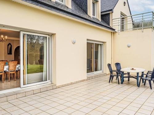d'un patio avec des chaises et une table. dans l'établissement Holiday Home Le Prat-3 by Interhome, à Guidel