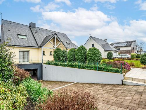 une maison avec une clôture blanche dans une cour dans l'établissement Holiday Home Le Prat-3 by Interhome, à Guidel