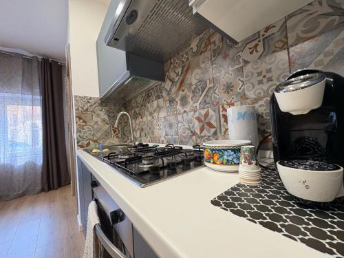 a kitchen with a stove and a counter top at Il Melograno in Caltagirone