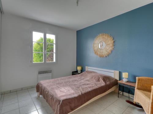 une chambre avec un lit et une fenêtre dans l'établissement Holiday Home Le Bas d'Anville by Interhome, à Étaules