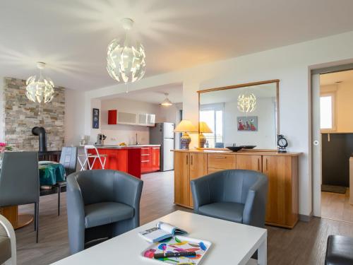 une cuisine et un salon avec une table et des chaises dans l'établissement Holiday Home Le Nid Marin by Interhome, à Kerlouan