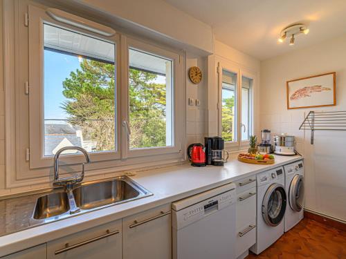 une cuisine avec un évier et une machine à laver dans l'établissement Apartment La Voilerie by Interhome, à Carnac