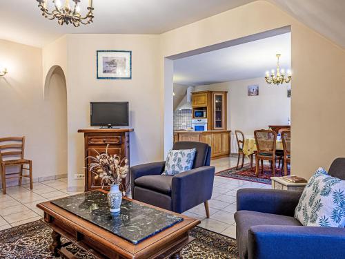 un salon avec un canapé, des chaises et une télévision dans l'établissement Apartment Le Prat-2 by Interhome, à Guidel