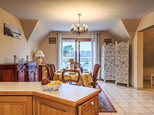 - une cuisine et une salle à manger avec une table et un bol de fruits dans l'établissement Apartment Le Prat-2 by Interhome, à Guidel