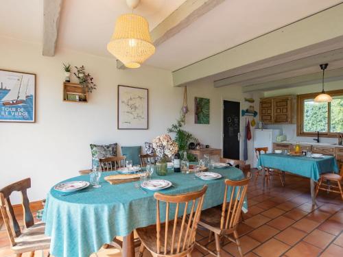 une salle à manger avec une table et des chaises dans l'établissement Holiday Home Feliz Breizh by Interhome, à Plounévez-Lochrist
