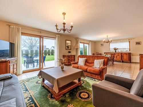 un salon avec un canapé et une table dans l'établissement Apartment Appartement Le Prat by Interhome, à Guidel