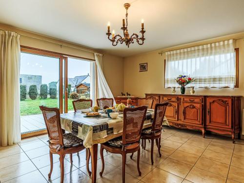 une salle à manger avec une table et des chaises et une fenêtre dans l'établissement Apartment Appartement Le Prat by Interhome, à Guidel