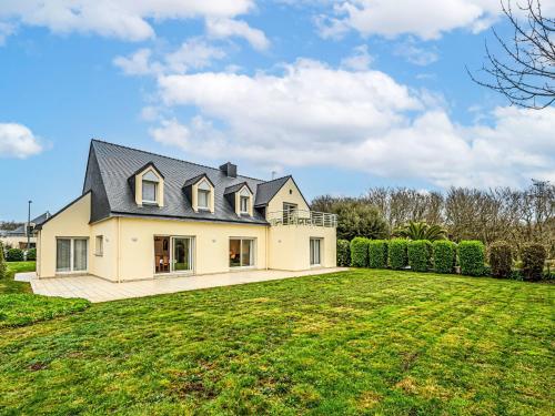 une grande maison blanche avec une grande cour dans l'établissement Apartment Appartement Le Prat by Interhome, à Guidel