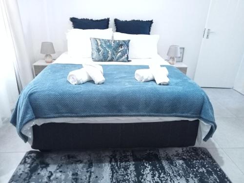 ケープタウンにあるPinelands One-bedroom Apartmentのベッドルーム1室(大型ベッド1台、枕2つ付)