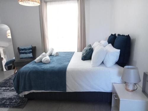 Pinelands One-bedroom Apartmentにあるベッド