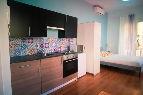 a kitchen with a sink and a bed in a room at Casa San Roque in Seville