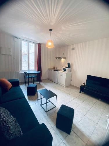 un salon avec un canapé et une table dans l'établissement Meneau 3-Beziers Centre-Wifi-Tv Connectée, à Béziers