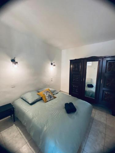 une chambre avec un lit avec une commode et un miroir dans l'établissement Meneau 3-Beziers Centre-Wifi-Tv Connectée, à Béziers