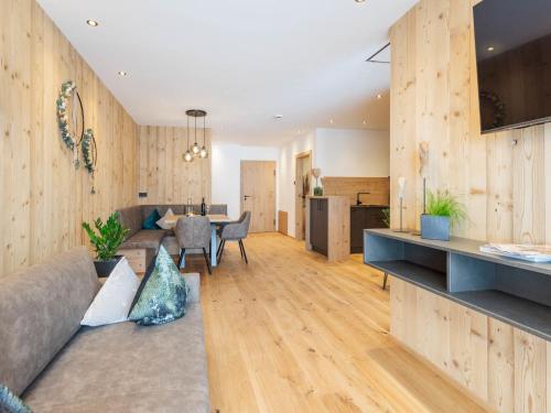 Μια τηλεόραση ή/και κέντρο ψυχαγωγίας στο Apartment Mountain Suite Nr 102 by Interhome