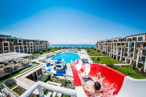 ein Blick auf den Pool in einem Resort in der Unterkunft Premier Fort Beach Resort in Sonnenstrand
