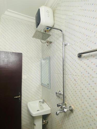 un baño con lavabo y espejo en Lux-Villa, en Enugu