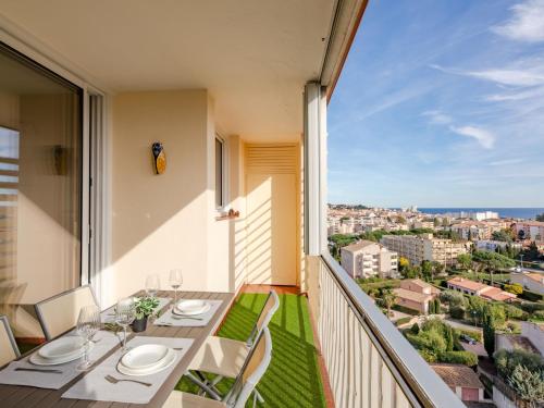 un balcon avec une table et des chaises et une vue dans l'établissement Apartment Les Côteaux du Préconil-7 by Interhome, à Sainte-Maxime