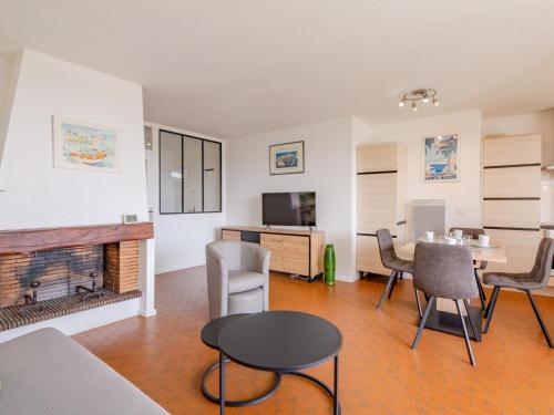 - un salon avec une cheminée, une table et des chaises dans l'établissement Apartment Les Côteaux du Préconil-7 by Interhome, à Sainte-Maxime