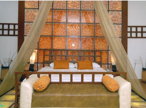 ein Schlafzimmer mit einem großen Bett mit Kissen darauf in der Unterkunft The New Marrion in Bhubaneshwar