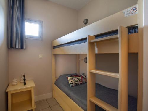 Ce lit superposé se trouve dans un dortoir doté de lits superposés. dans l'établissement Apartment Heliotel Marine-2 by Interhome, à Saint-Laurent-du-Var