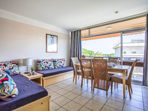 - un salon avec un lit et une table à manger dans l'établissement Apartment Heliotel Marine-2 by Interhome, à Saint-Laurent-du-Var