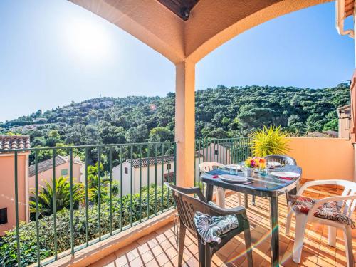 un patio avec une table et des chaises sur un balcon dans l'établissement Apartment Domaine Des Lauriers by Interhome, à Cavalaire-sur-Mer