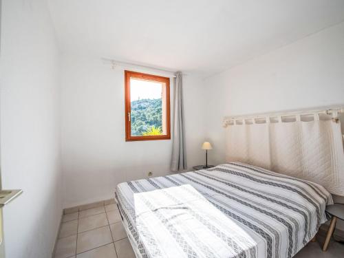 une chambre blanche avec un lit et une fenêtre dans l'établissement Apartment Domaine Des Lauriers by Interhome, à Cavalaire-sur-Mer