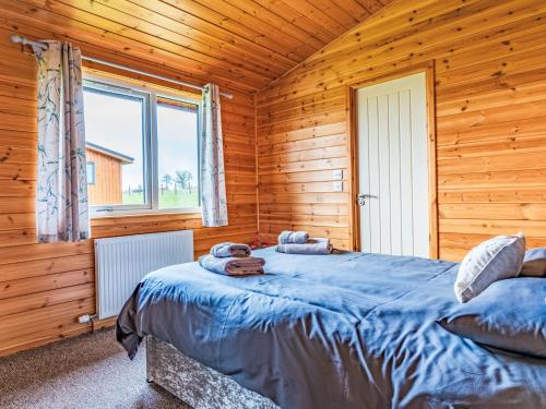 Ένα ή περισσότερα κρεβάτια σε δωμάτιο στο Chalet Loch Leven Lodge 21 by Interhome