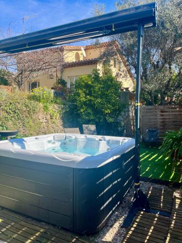 Havre de paix avec jacuzzi et jardin à pied du centre-ville