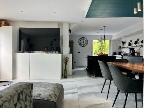 une cuisine et une salle à manger avec une table et des chaises dans l'établissement Havre de paix avec jacuzzi et jardin à pied du centre-ville, à Vence