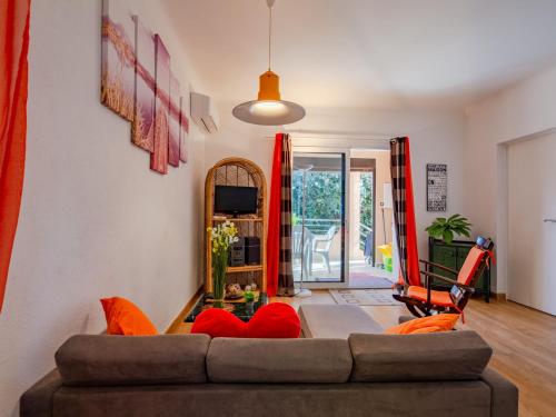 - un salon avec un canapé et des oreillers rouges dans l'établissement Holiday Home Carina by Interhome, à Saint-Aygulf