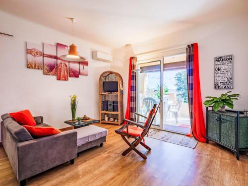 un salon avec un canapé et une chaise dans l'établissement Holiday Home Carina by Interhome, à Saint-Aygulf