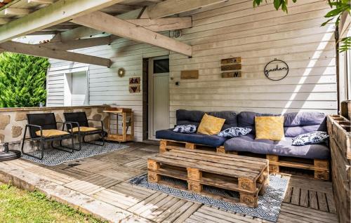 une terrasse avec un canapé bleu et une table dans l'établissement 3 Bedroom Awesome Home In Atur, à Atur