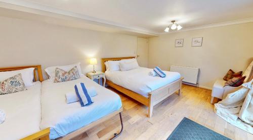 Кровать или кровати в номере Luxury New Forest Holiday Home with Pool and Hot tub
