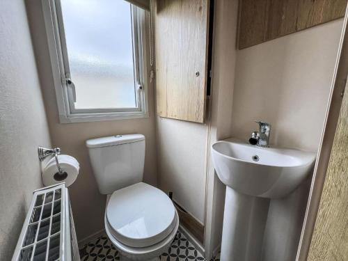 Vannituba majutusasutuses Homely 8 Berth Caravan At Dovercourt Holiday Park, Essex Ref 44201H