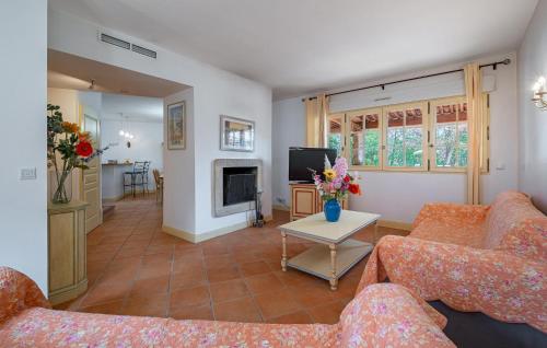 Posezení v ubytování 4 Bedroom Gorgeous Home In Fayence