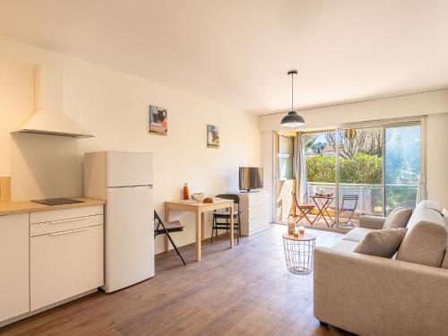 un salon avec un canapé et une cuisine dans l'établissement Apartment Les Boutons d'Or by Interhome, à Sanary-sur-Mer
