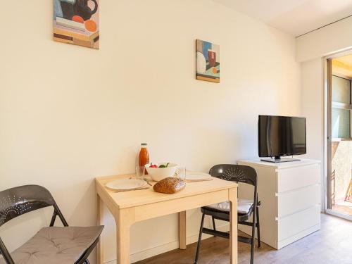 une petite salle à manger avec une table et une télévision dans l'établissement Apartment Les Boutons d'Or by Interhome, à Sanary-sur-Mer