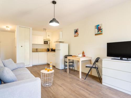 un salon avec un canapé et une table dans l'établissement Apartment Les Boutons d'Or by Interhome, à Sanary-sur-Mer
