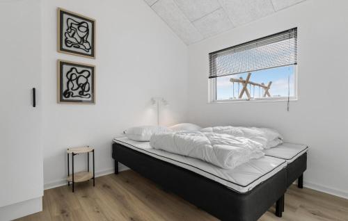 Una cama o camas en una habitación de Amazing Home In Glesborg With Sauna