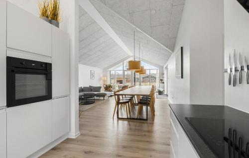 Una cocina o cocineta en Amazing Home In Glesborg With Sauna