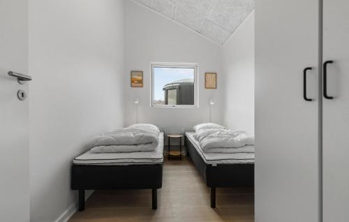 Una cama o camas en una habitación de Amazing Home In Glesborg With Sauna