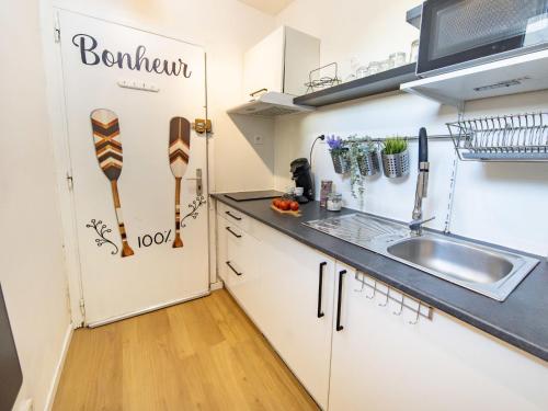 une cuisine avec un évier et un plan de travail dans l'établissement Studio Holiday 34 by Interhome, à La Grande Motte