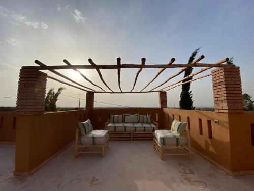 Un balcón o terraza en Dar Mazaheer