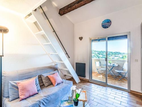 un salon avec un canapé et un escalier dans l'établissement Studio Les Bastides de Guerrevieille-9 by Interhome, à Sainte-Maxime