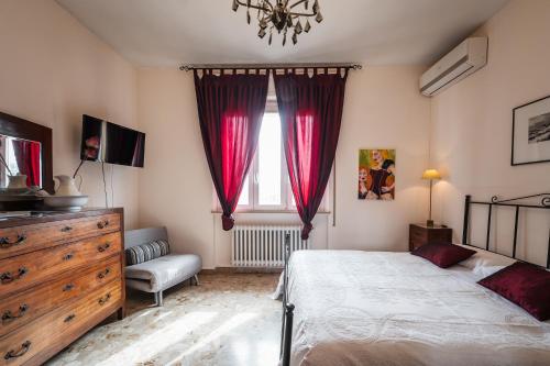 Ένα ή περισσότερα κρεβάτια σε δωμάτιο στο Casa Fuori Casa - 200 mt dal casello autostradale, parcheggio gratuito, garage moto